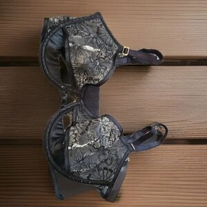 ☕️VICTORIA'S SECRET PEEK A BOO DEMI UNDERWIRE BRA SIZE 32D